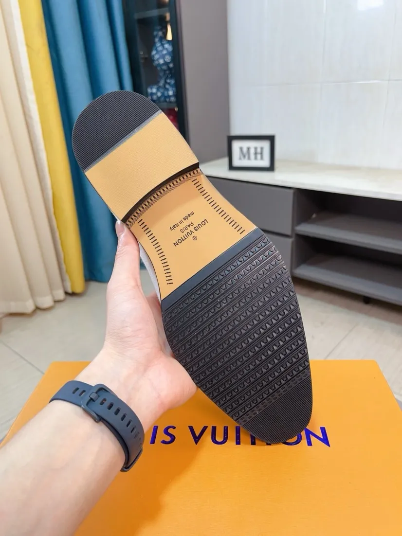 Ex-factory price 720🌹🌹High version [LV] Louis Vuitton's popular casual leather shoes🎖Fashionable and elegant🎖🎖Material: Original imported open-edge beaded cowhide, washed cowhide leather lining, original open-molded rubber outsole, high-end and classy, ​​elegant quality, instantly transforming into a handsome man ❤❤Standard\nNumber: 38-44